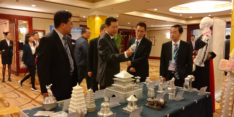 省教育厅副厅长赵昶葆观看我院学生作品