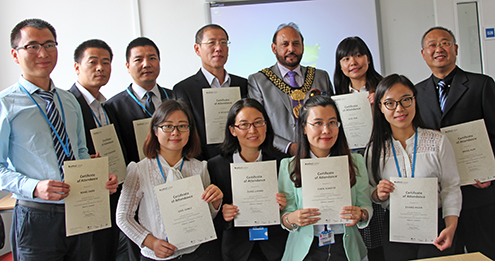 布拉德福德市市长阿比德•侯赛为我院访学教师颁发学习证书