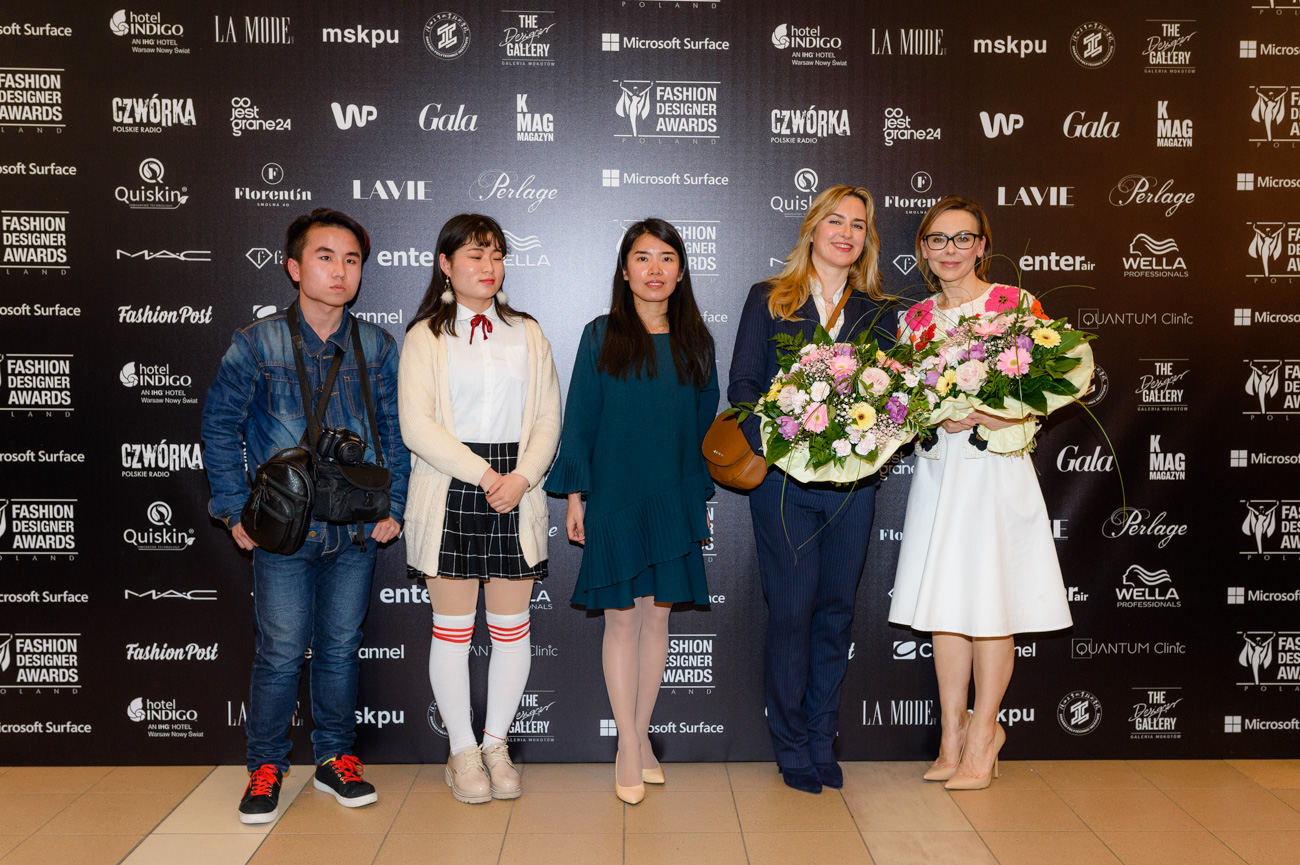 我院师生向大赛主办方献花致谢