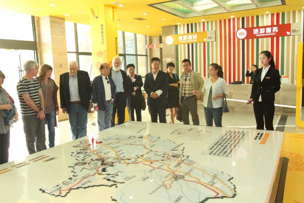 外国专家听取铜川新区规划