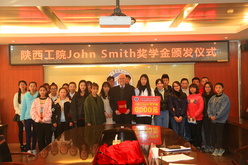 John Smith与参与颁奖仪式的学生代表合影留念