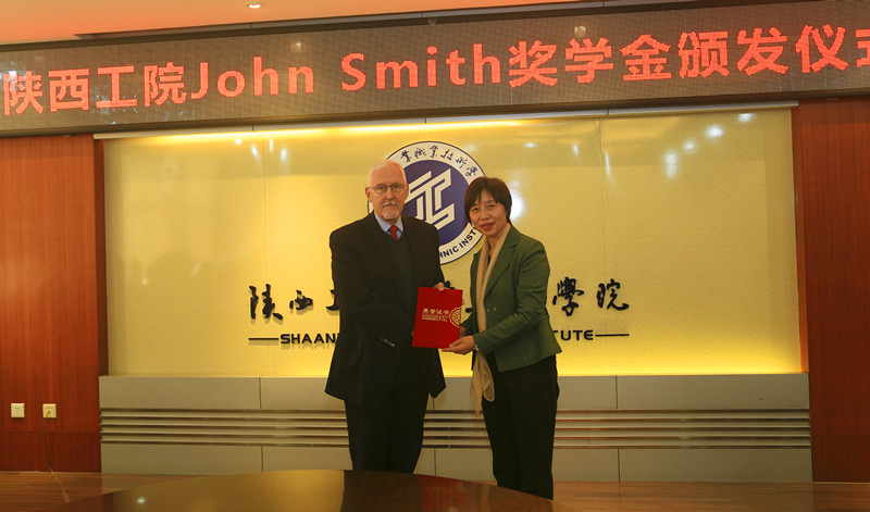 院长张晓云为John Smith颁发捐赠证书