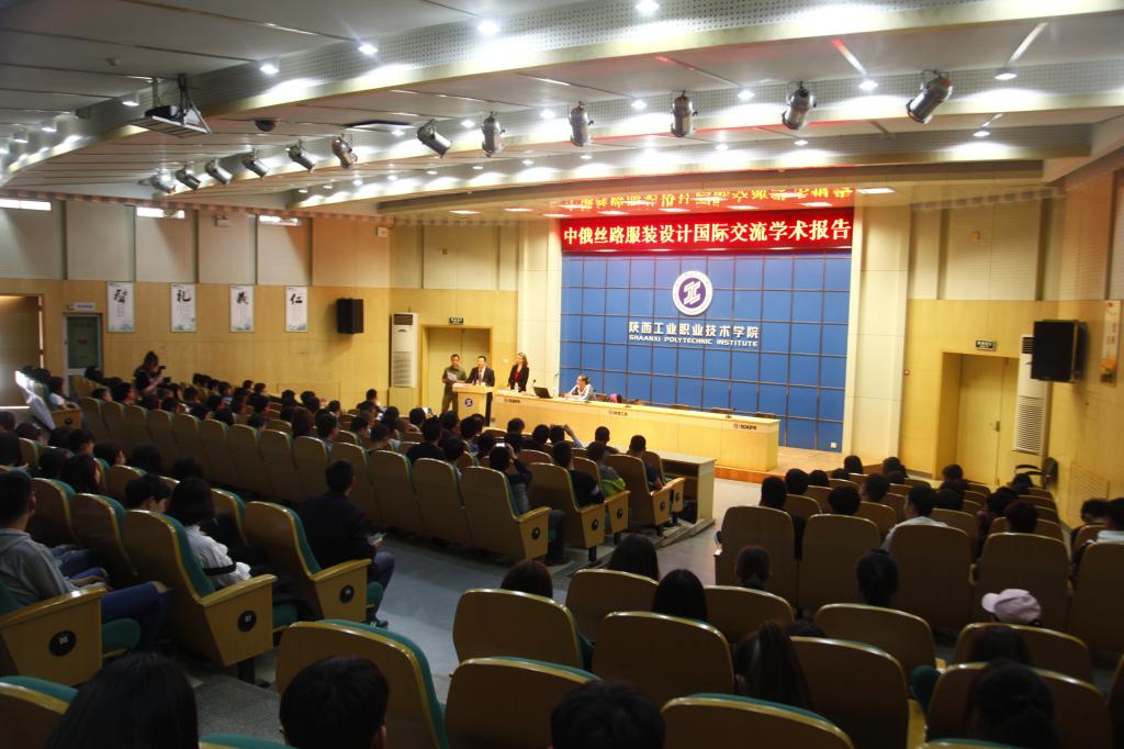 伊娜•克洛奇科院长为我院师生举办了《橱窗-时尚行业的有效工具》的国际学术讲座