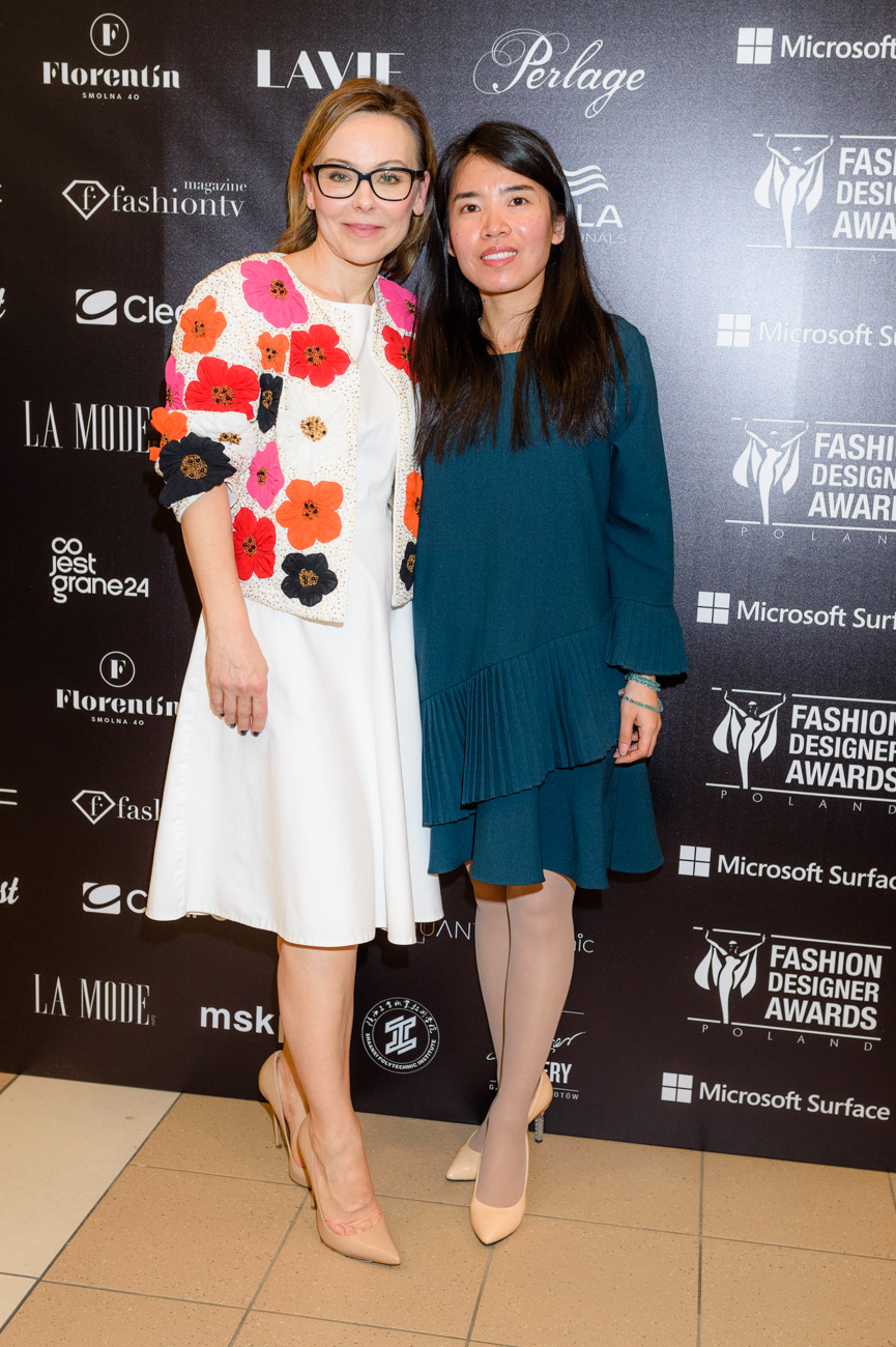 我院教师钟敏维与大赛组委会主席乔安娜女士合影留念