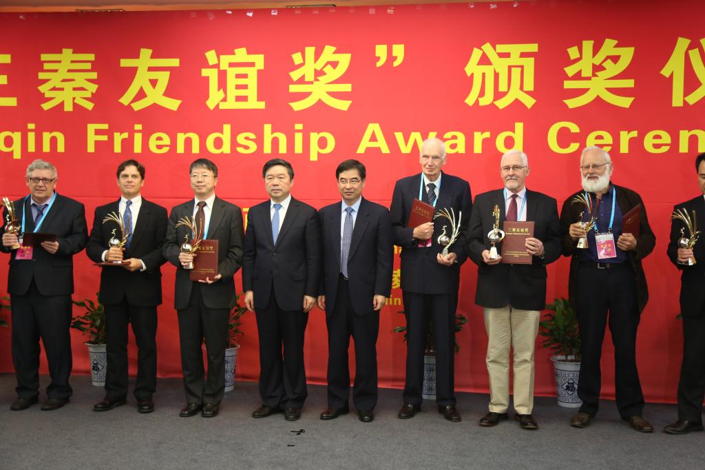 姚引良孙照华为获奖专家颁奖