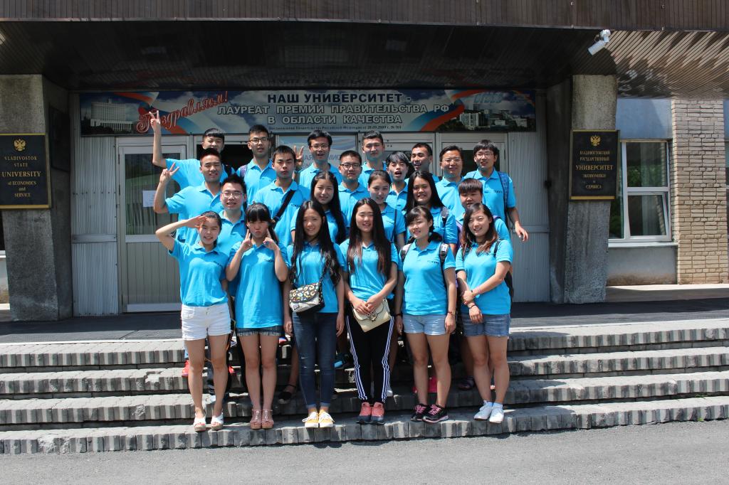 我院师生交流团在符大合影留念