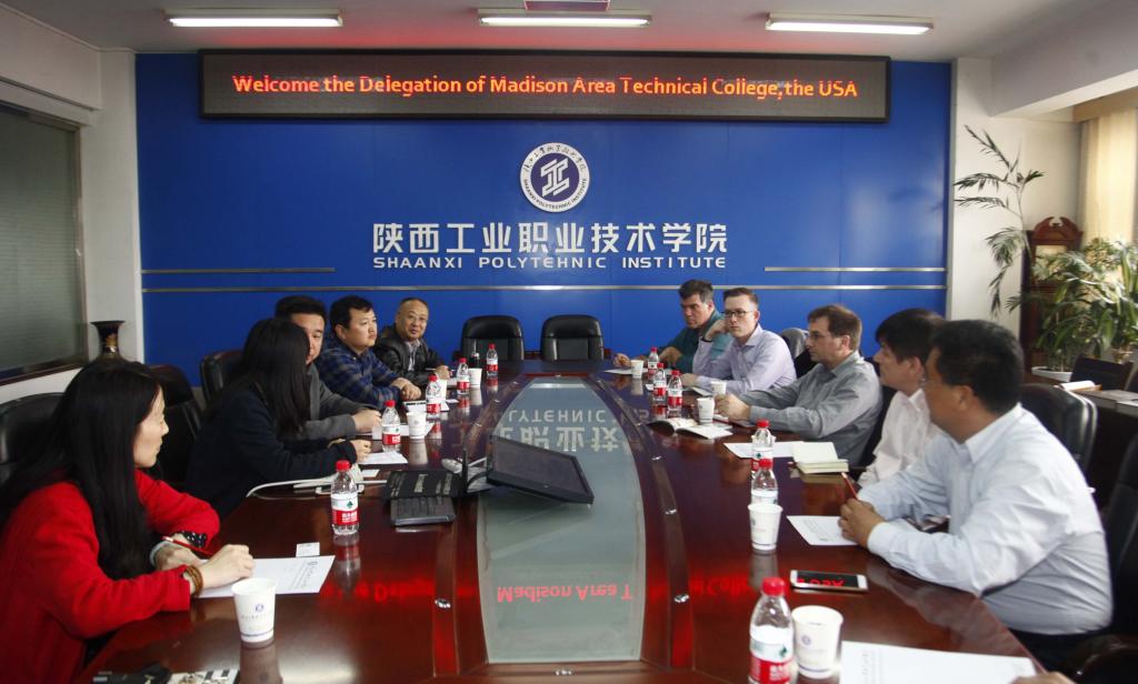 杰夫•布拉德主任一行与信息学院教师交流洽谈