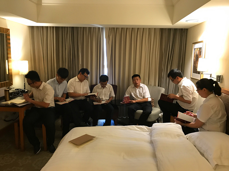 结合培训内容开展两学一做党小组会议