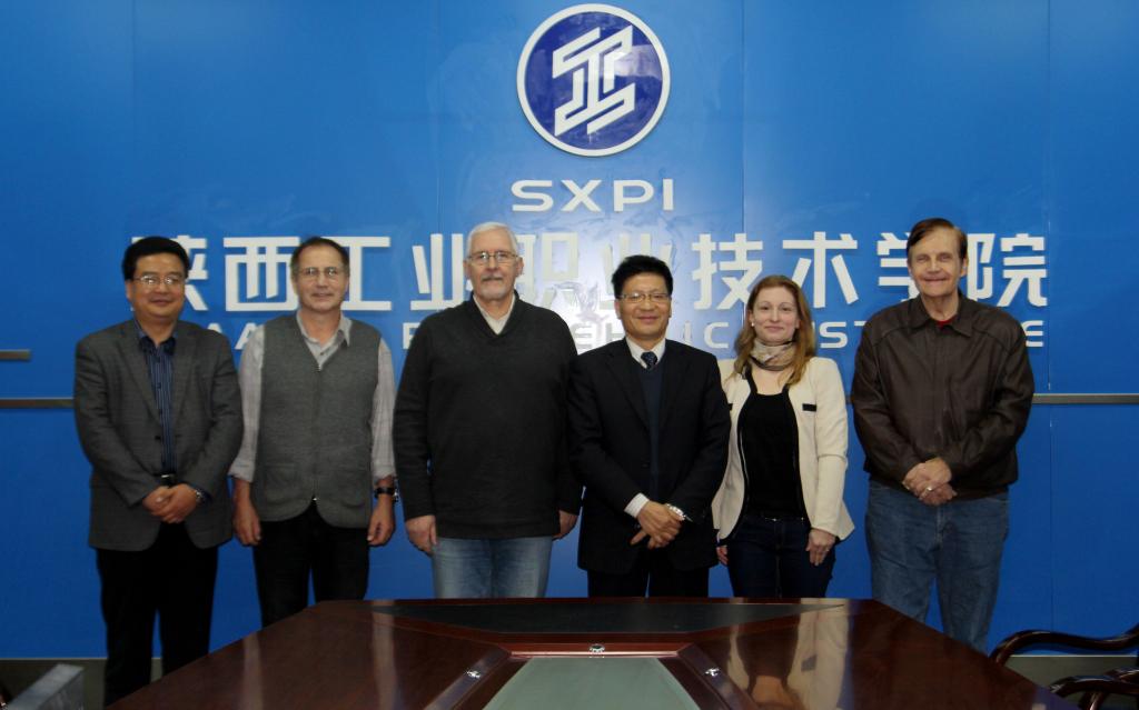 樊瑛华处长与我院外教合影留念