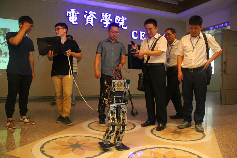 研修团参观台湾科技大学电资学院