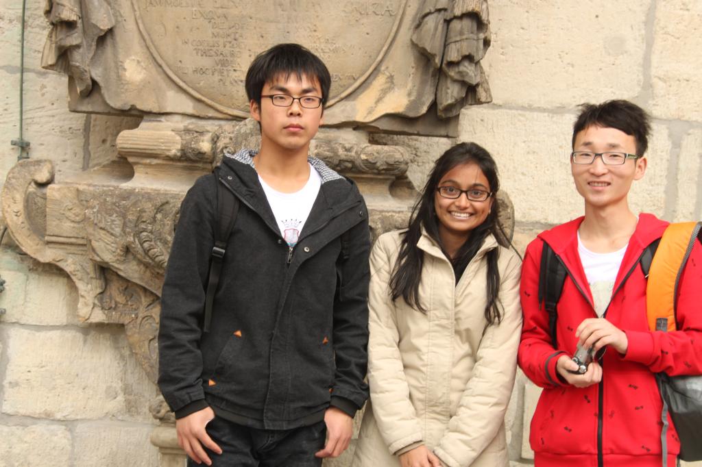 冯渤斐、白鹏辉和印度学生在一起