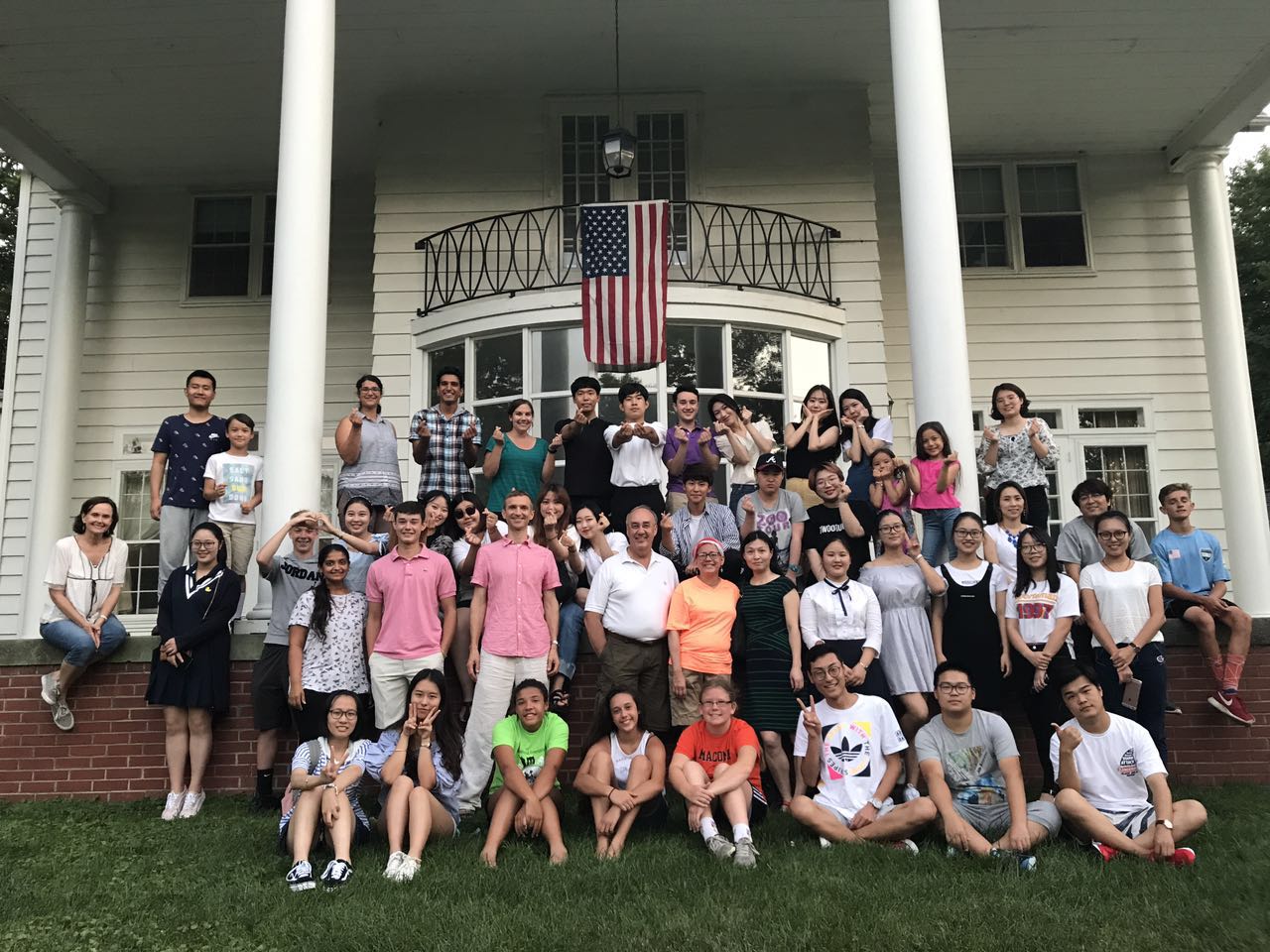 参加西伊利诺伊大学中美韩三国学生交流项目学员全家福