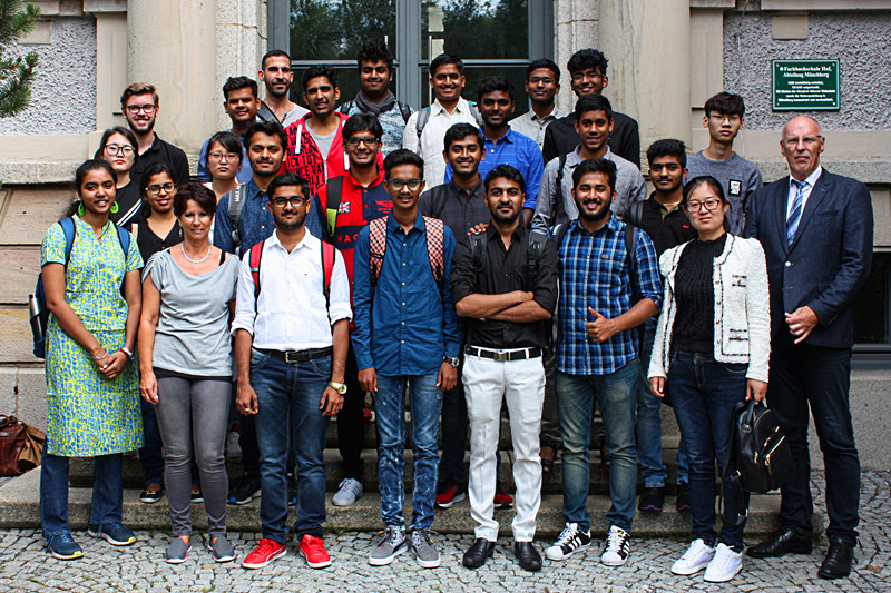 参加霍夫应用技术大学国际纺织品技术交流项目学员全家福